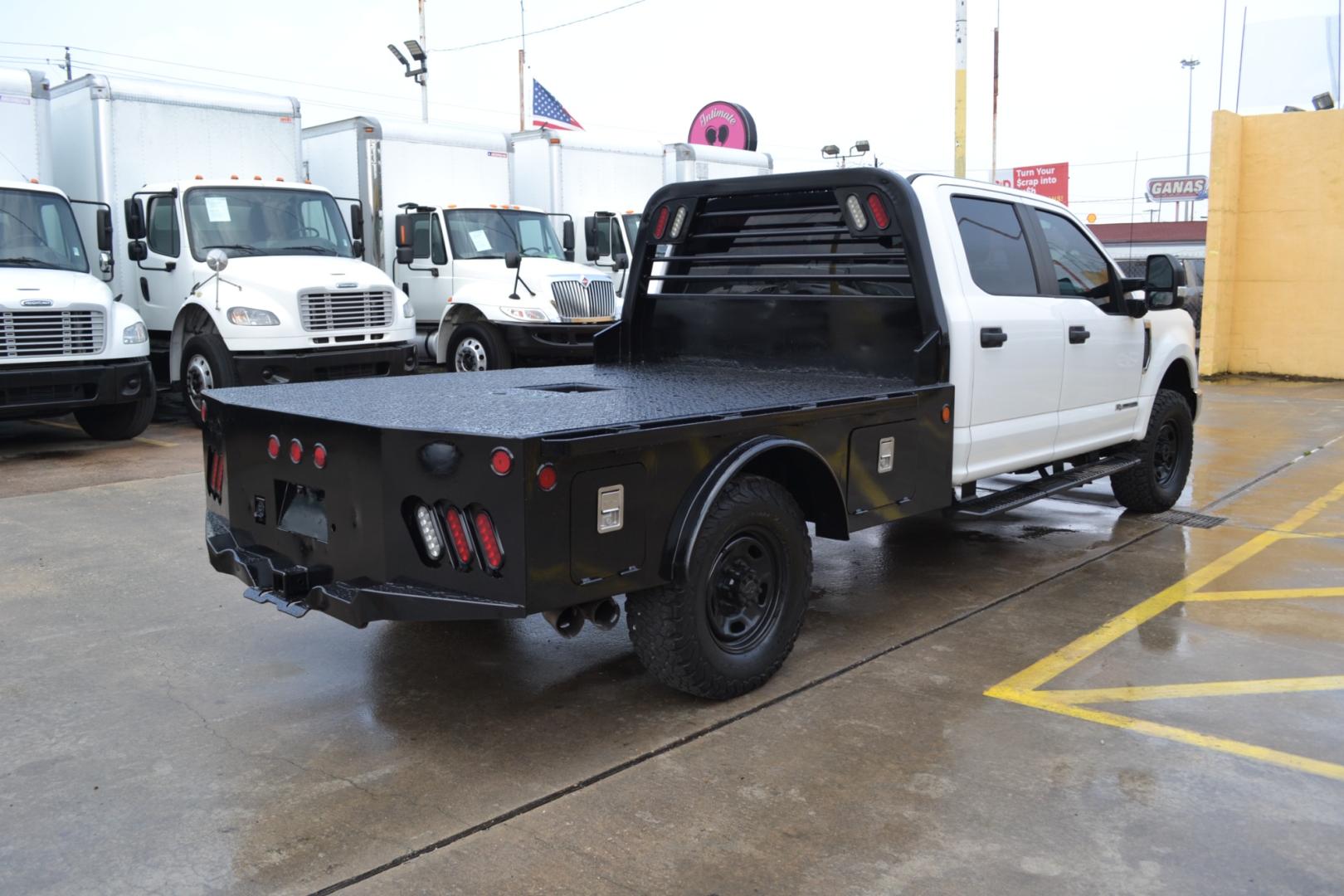 2019 WHITE /GRAY Ford F-350 with an POWERSTROKE 6.7L DIESEL engine, 6SPD AUTOMATIC transmission, located at 9172 North Fwy, Houston, TX, 77037, (713) 910-6868, 29.887470, -95.411903 - Photo#4